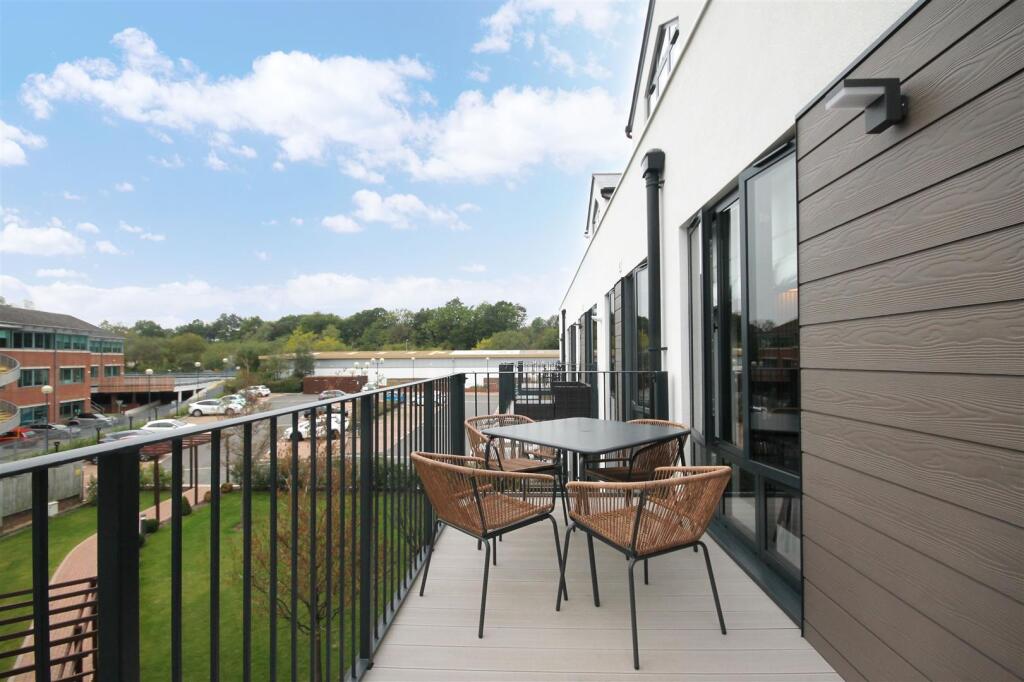 Apartment in Mole Valley, Leatherhead - View 4