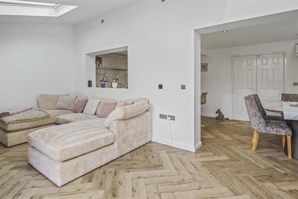 House in Higham Ferrers, North Northamptonshire - More