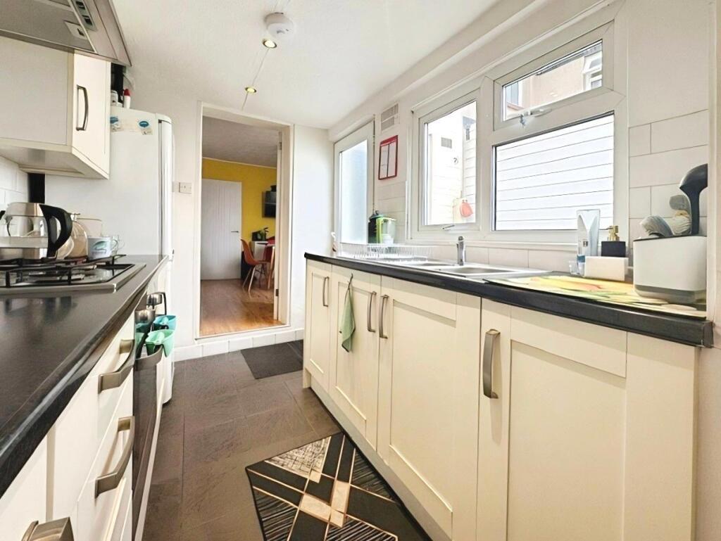House in Aylesbury, Buckinghamshire - View 3