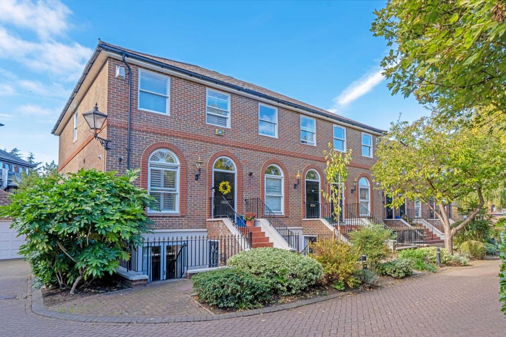 3-bed apartment on King George Square, Richmond, TW10, £1,295,000
