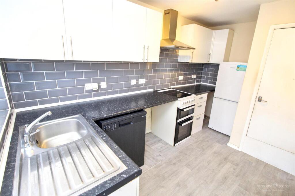 Poole Close, Tilehurst, Reading photo 3