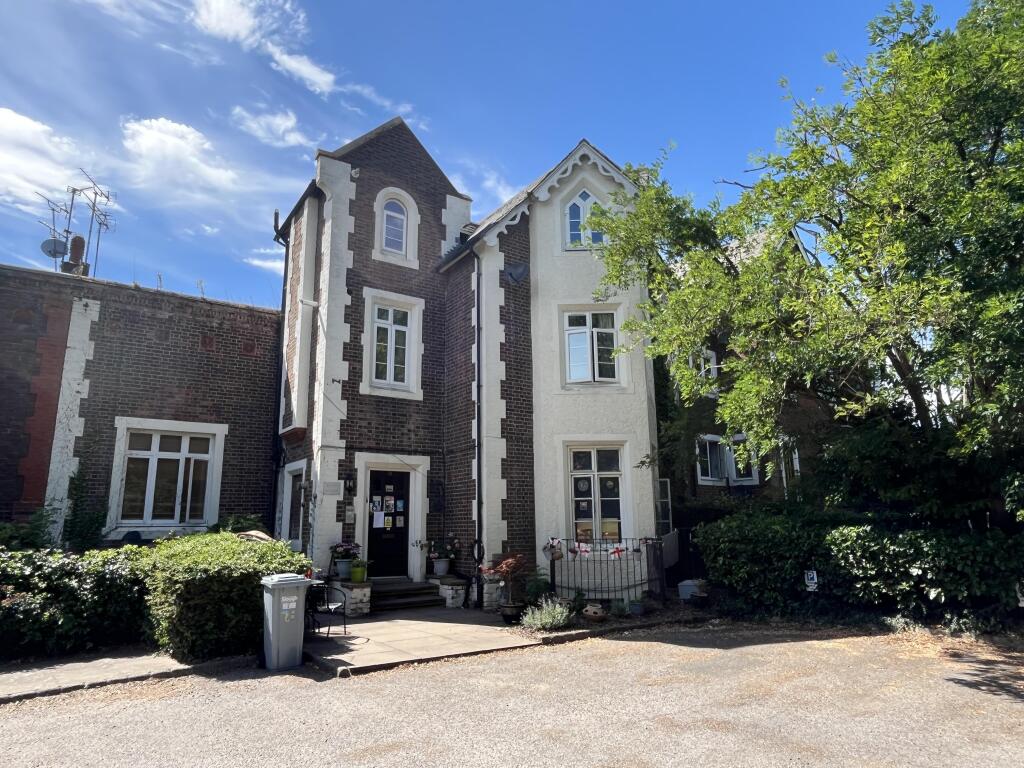 Main image of property: Flat 5, 21 Upton Park, Slough, Berkshire, SL1