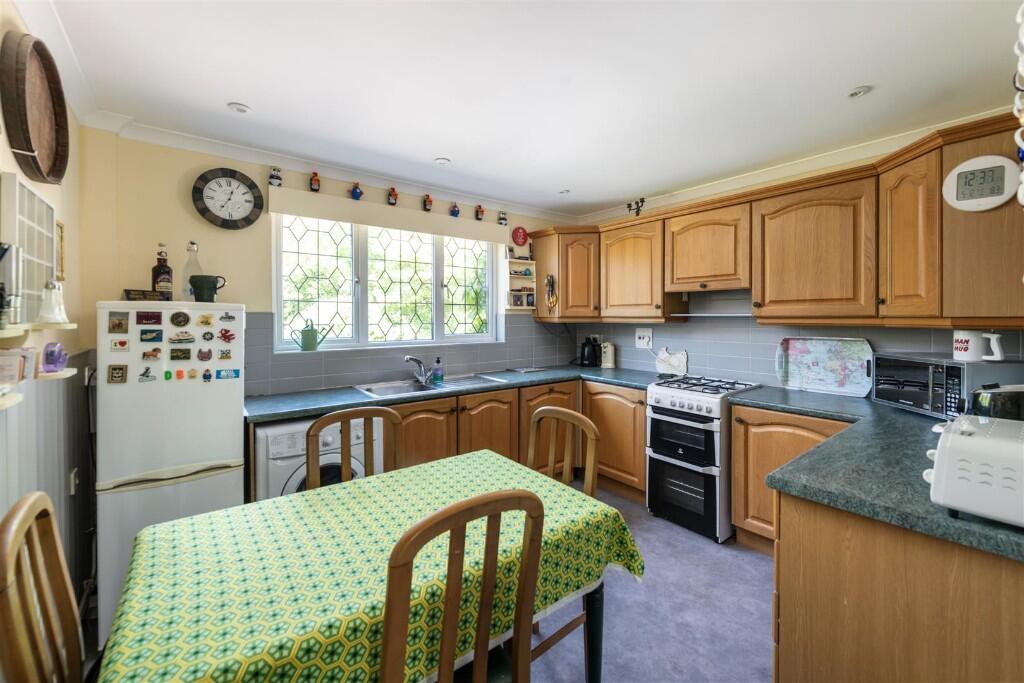 Spring Gardens, RH10 photo 3