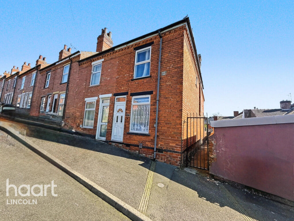 2-bed terraced on Bathurst Street, Lincoln, £150,000