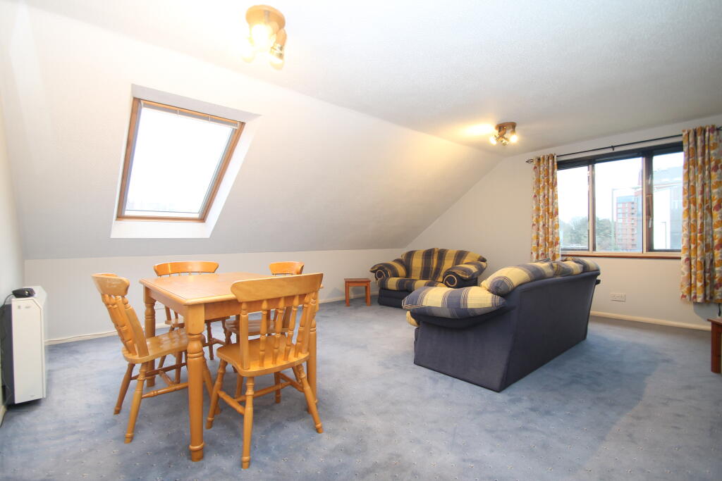 Apartment in Reigate and Banstead, Surrey - View 2