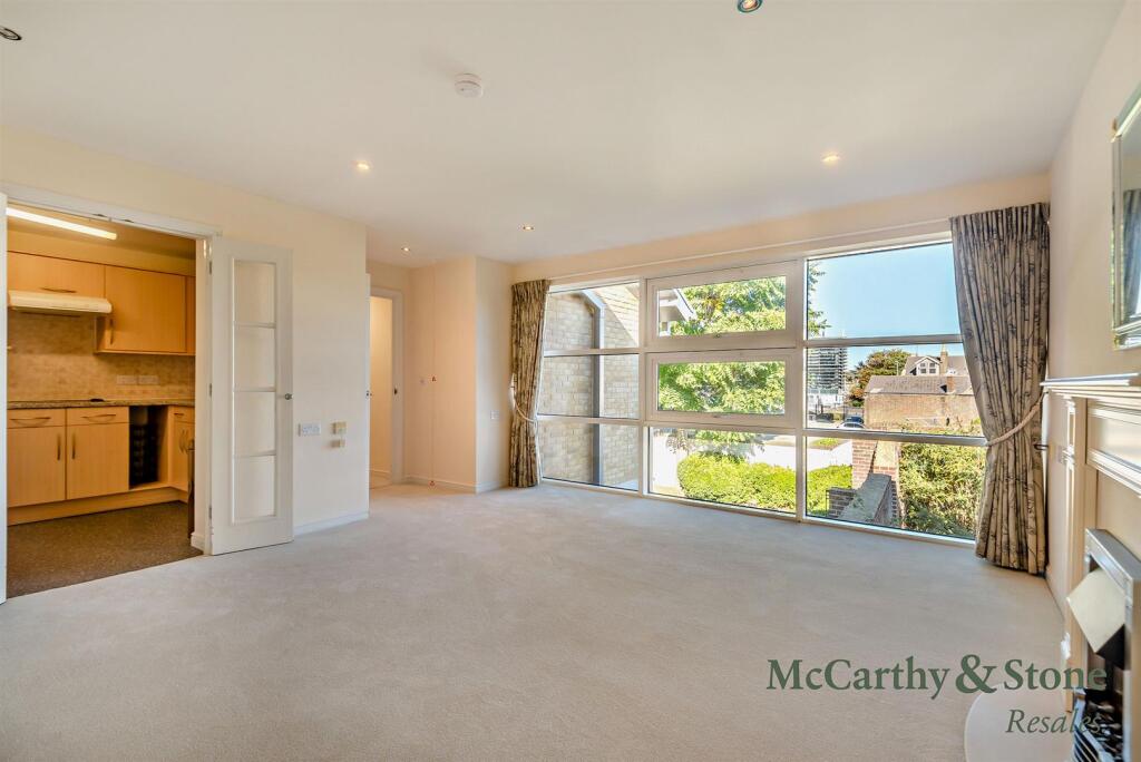 Apartment in Worthing, Broadwater - View 2