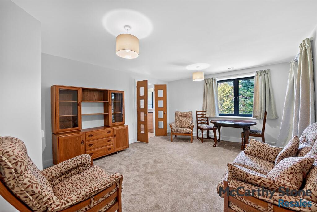 Mandeville Court, Darkes Lane, Potters Bar, Hertfordshire, EN6 1BZ photo 4