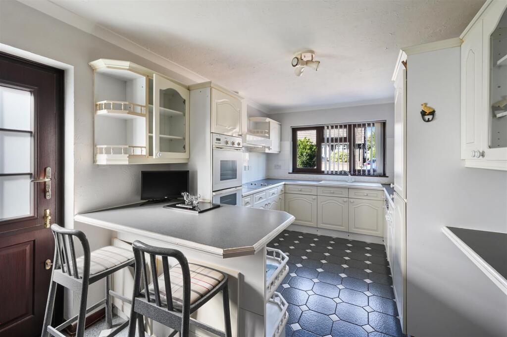 House in Reigate and Banstead, Surrey - View 4