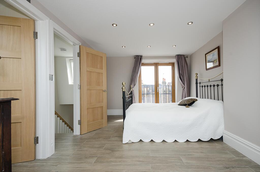 5 bedroom terraced house for rent