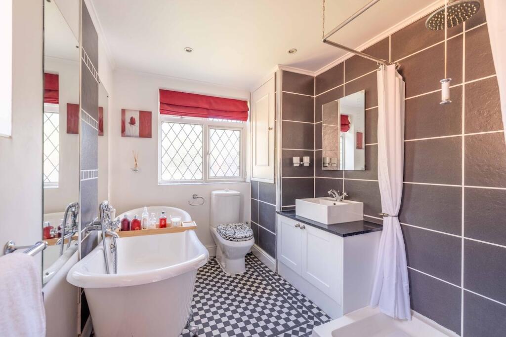 House in Denham Green, Denham - More