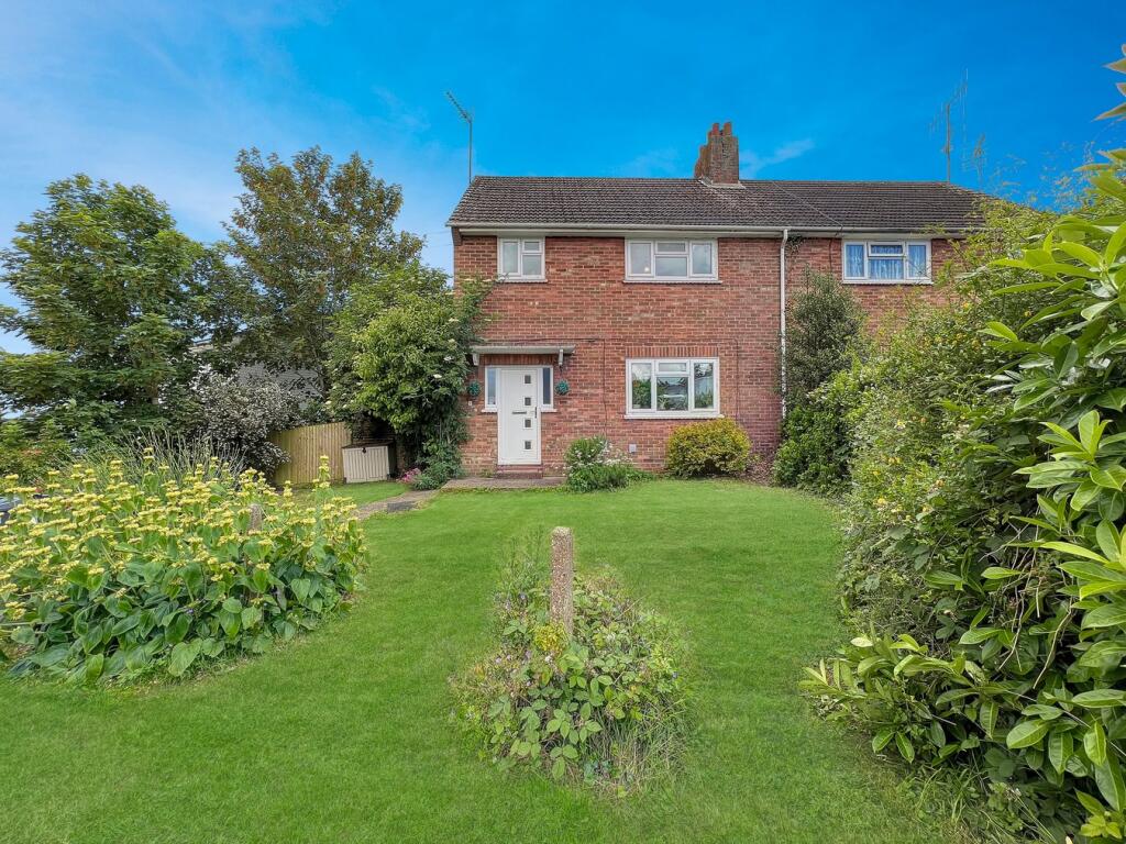 3-bed semi-detached on Gilchrist Way, Braintree, CM7, £285,000