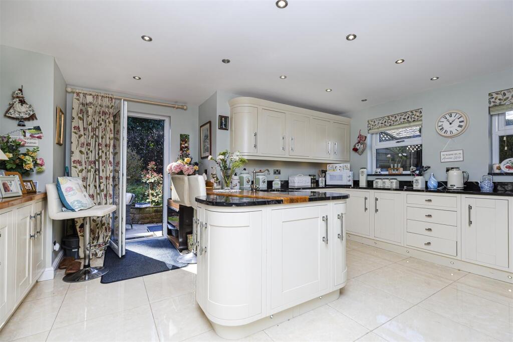 House in Huddersfield, Dogley Lane, Kirkburton - View 4