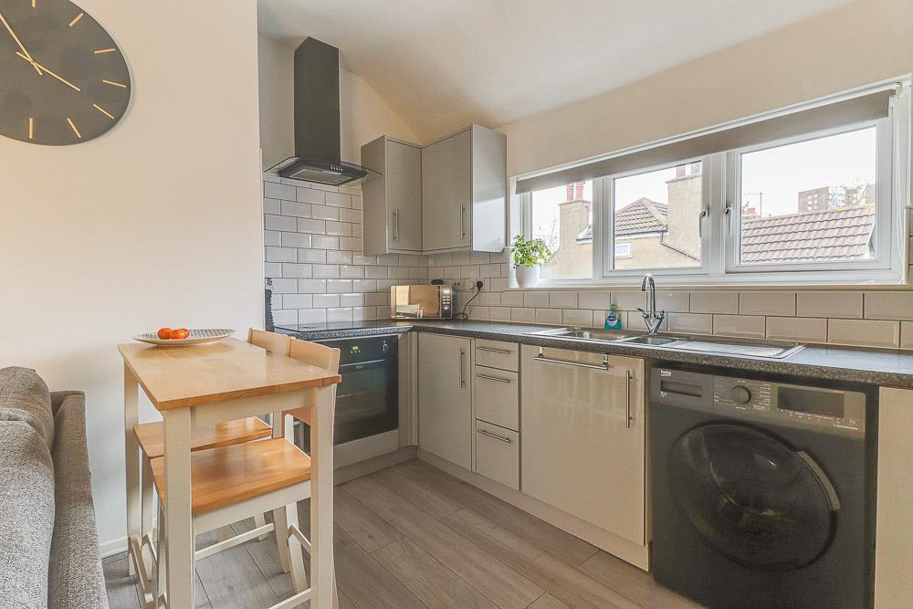 Apartment in Southend-on-Sea - View 4