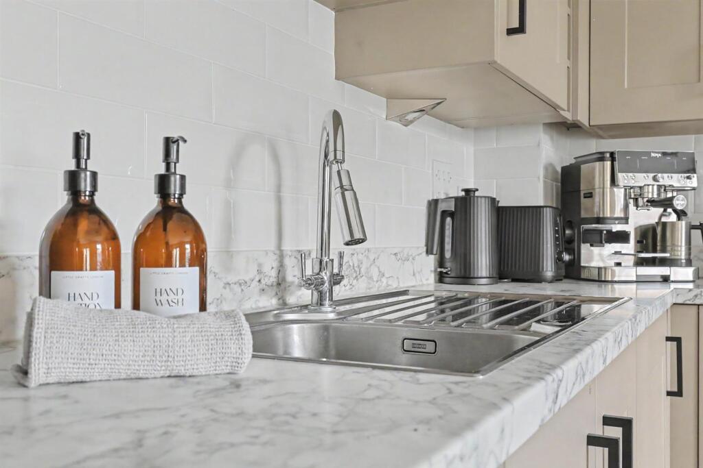 House in Rochford, Hullbridge - More