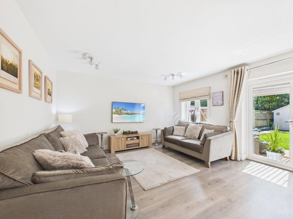 House in Horsham, Broadbridge Heath - More