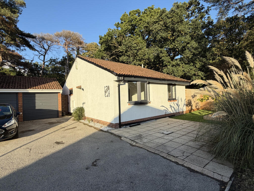 2-bed detached on Swallow Close, Creekmoor, Poole, BH17, £350,000