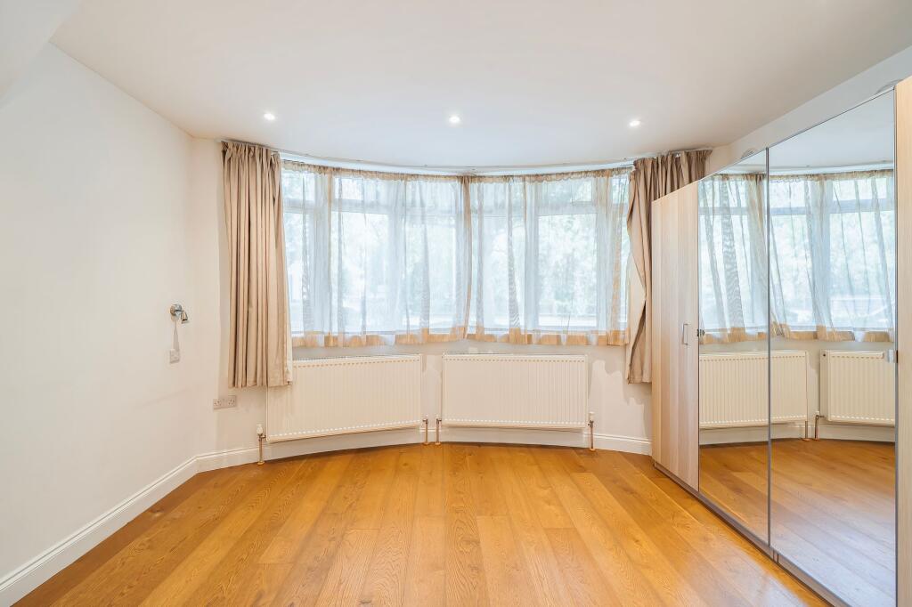 Apartment in Southall - View 4