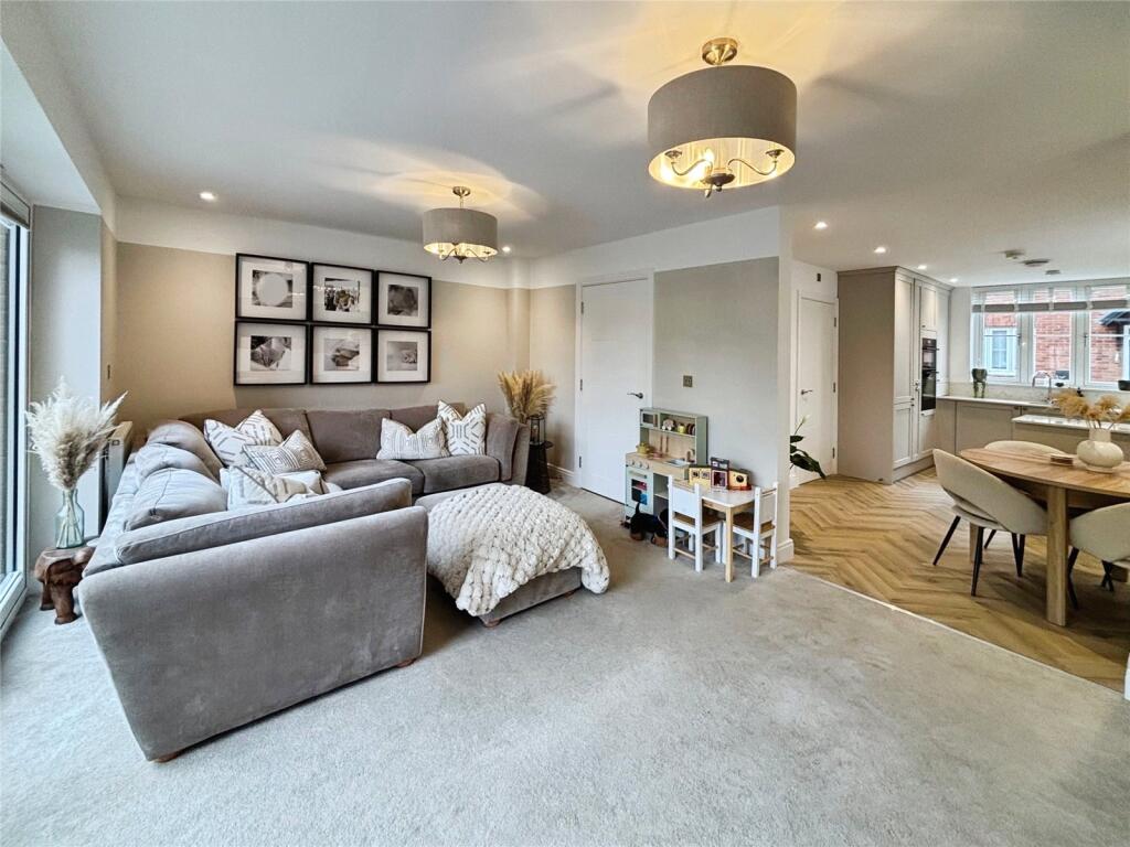 3-bed detached on Chatham Close, Upper Heyford, Bicester, £425,000