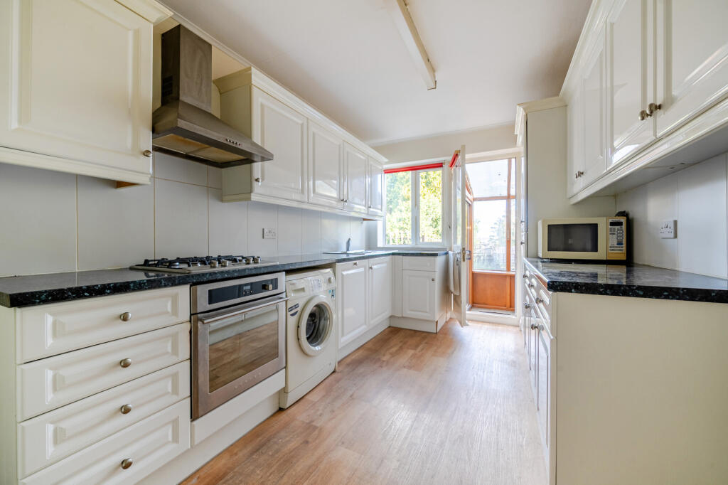 High Road, Whetstone, N20 photo 2
