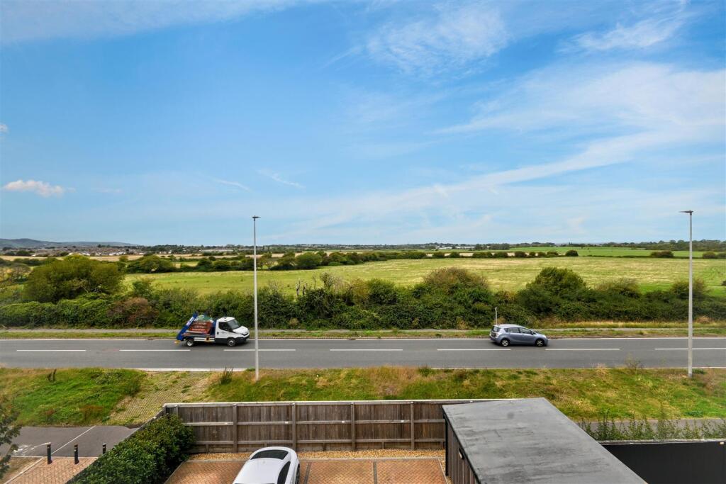 Apartment in Eastbourne, Crumbles - View 3