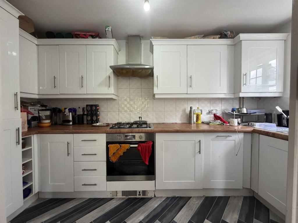 Apartment in Trafford, Old Trafford - View 4