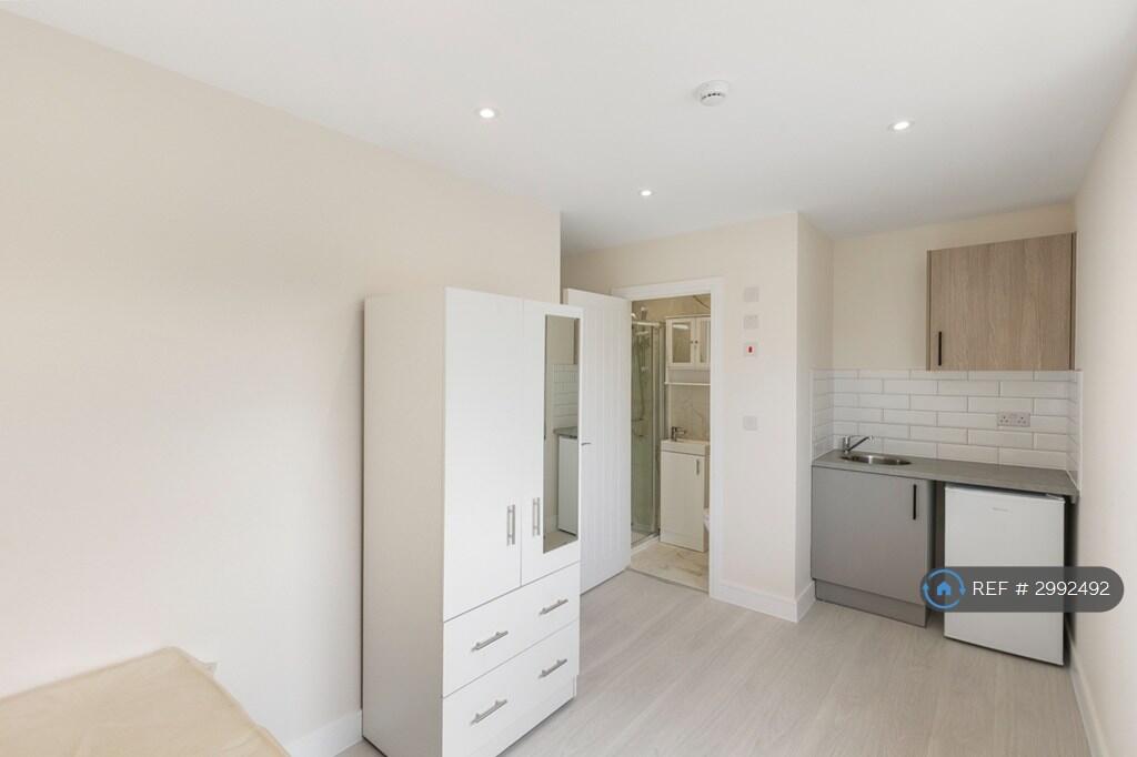 Apartment in Kingston upon Thames - View 4