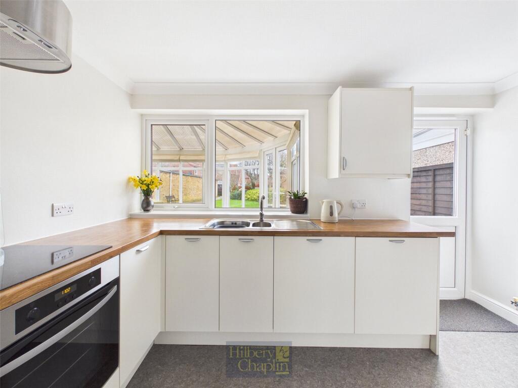 Bourne Avenue, Laindon, Essex, SS15 photo 3