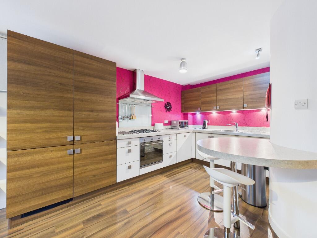 Apartment in Edinburgh, Drylaw - View 3