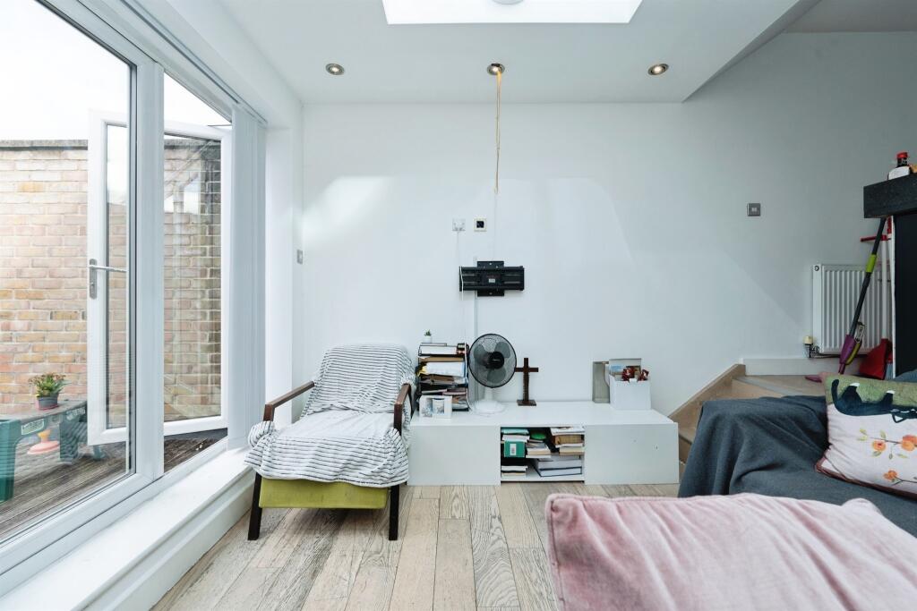 Apartment in Watford - View 5
