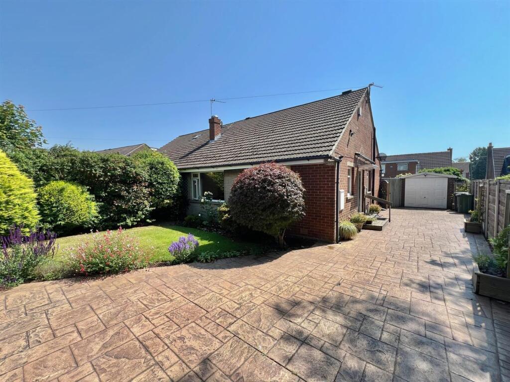 3-bed semi-detached on Healey Wood Crescent, Brighouse, £285,000