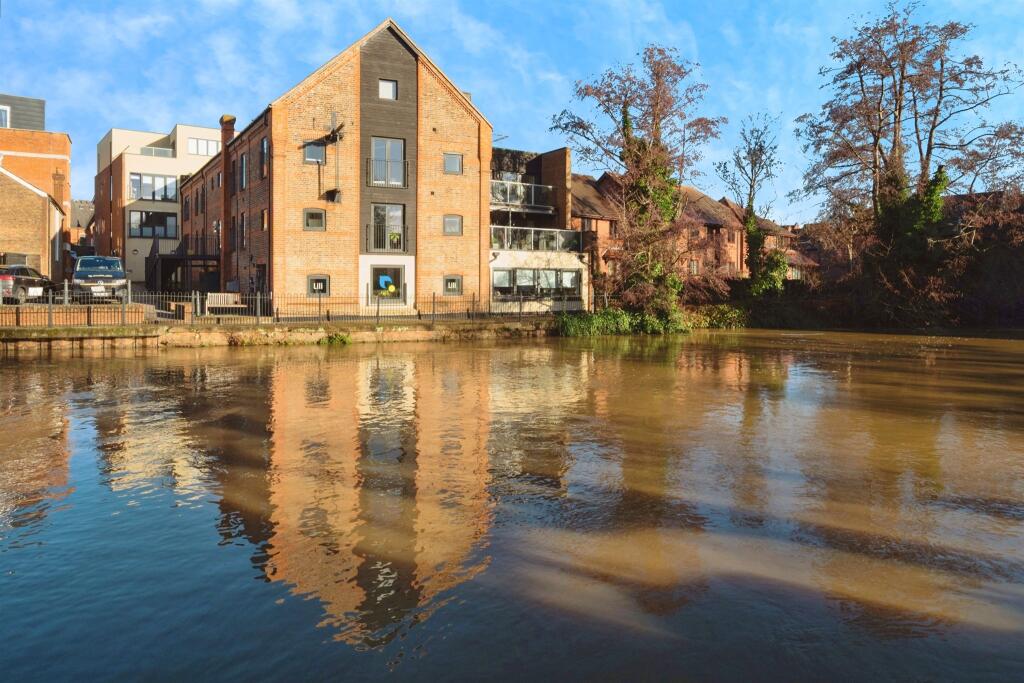Lyons Crescent, Tonbridge photo 3