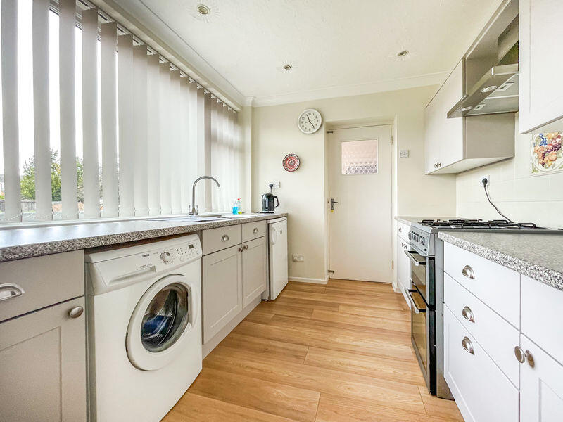Barton Drive, Hedge End, SO30 photo 5