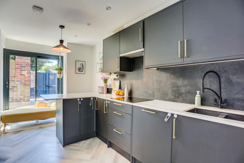 Lloyd Close, Hove, BN3 photo 3