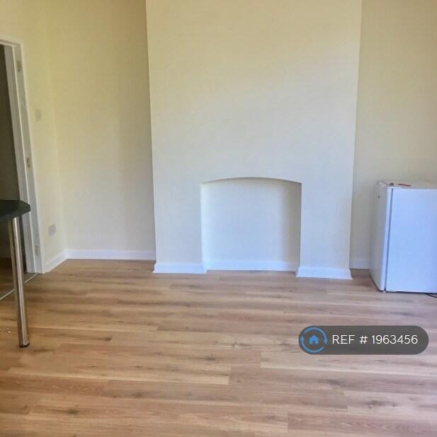 Apartment in Stoke-on-Trent - View 4