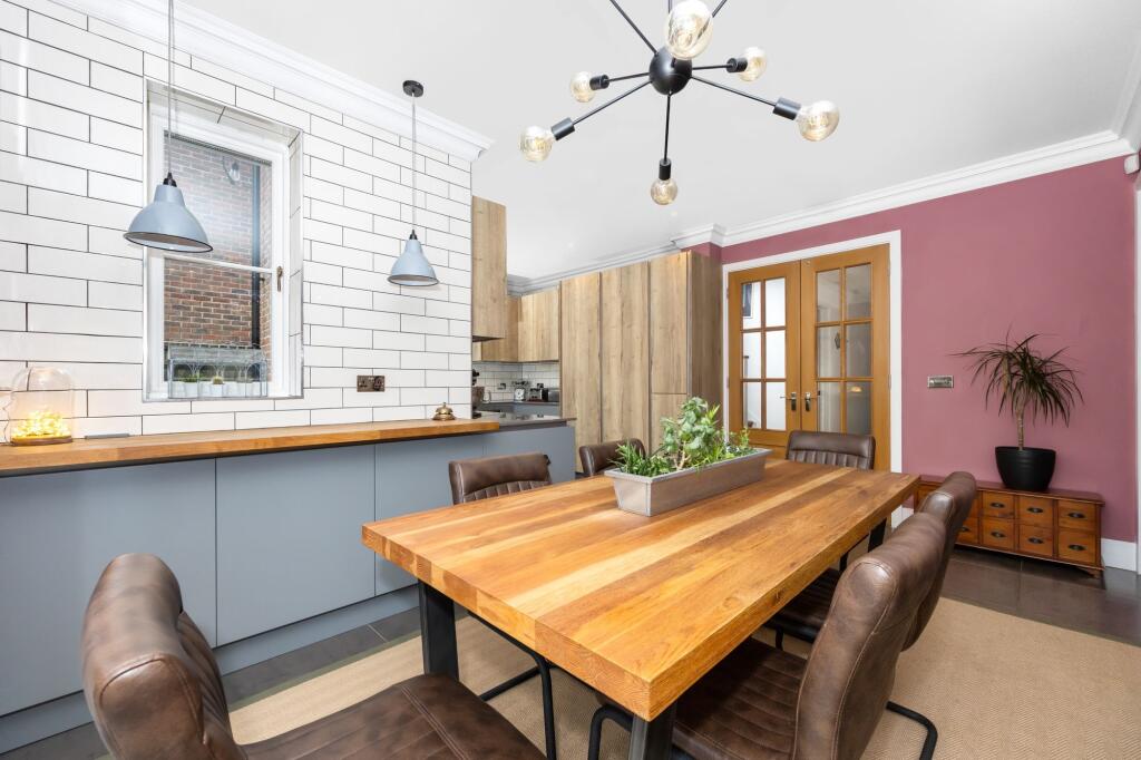 House in Horsham, Highwood - More