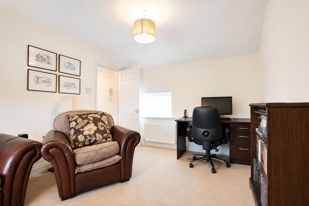 Apartment in East Hertfordshire, Ware - View 4
