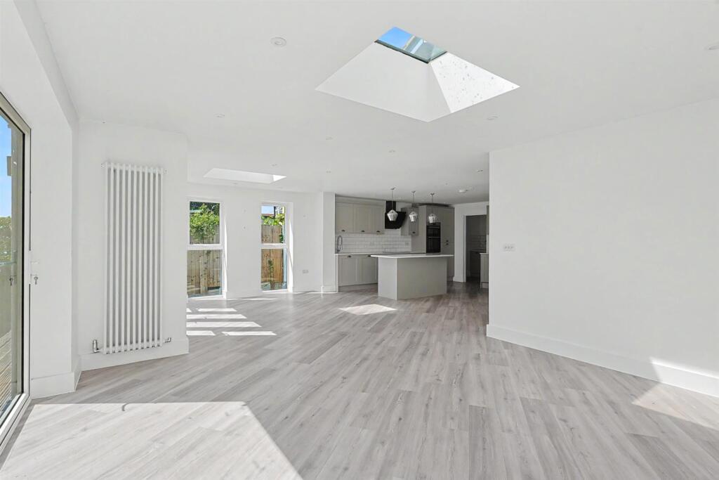 House in Southend-on-Sea - More