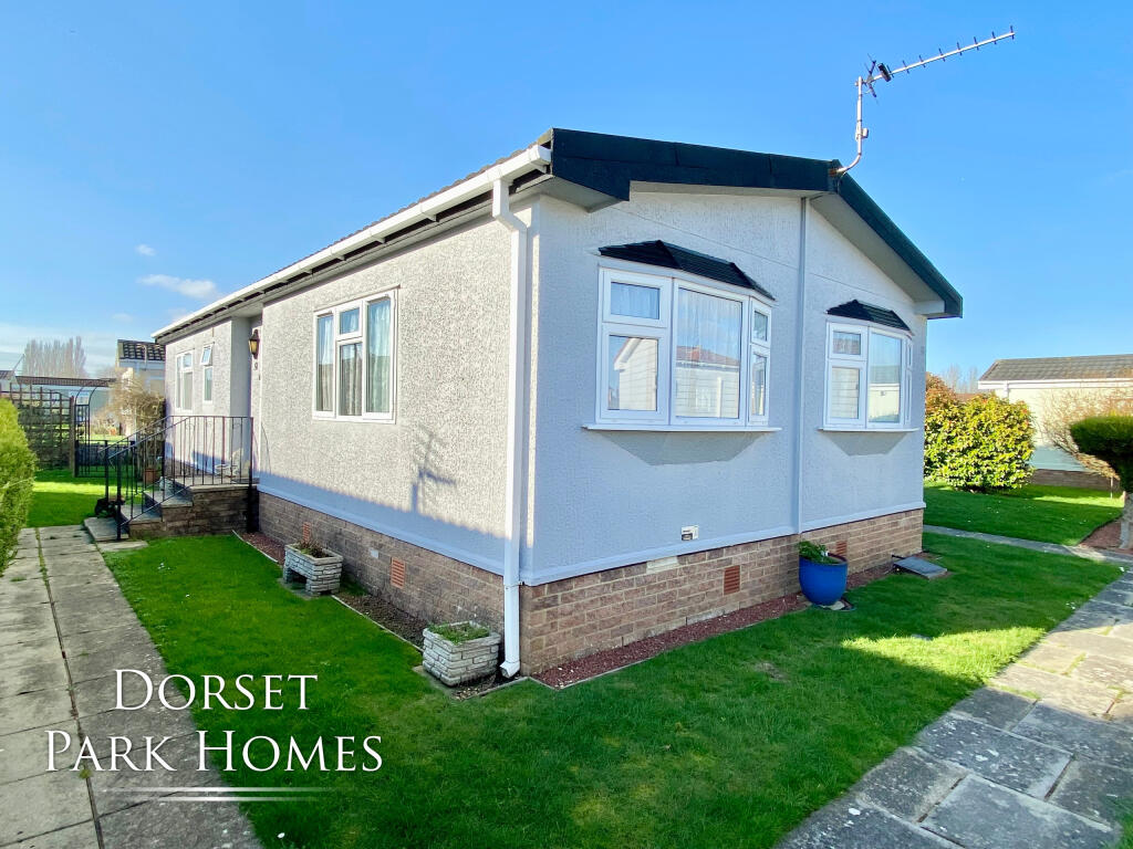 2-bed caravan on Weymans Avenue, Bournemouth, Dorset, £150,000