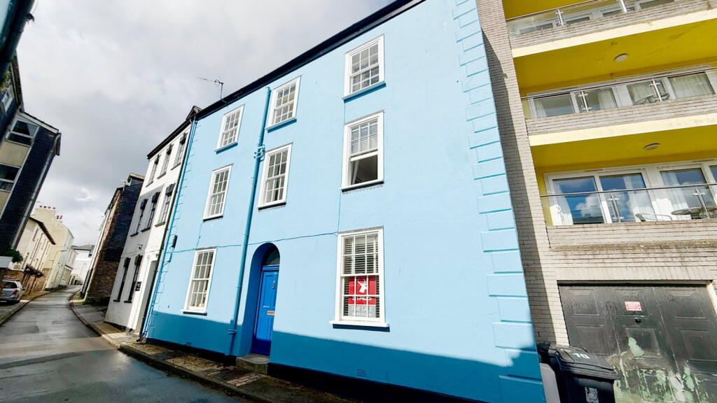 2-bed flat on Clarence Street, Dartmouth, £299,000