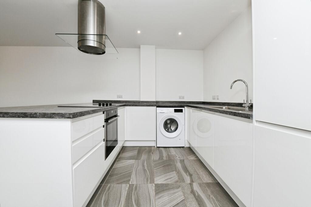 Apartment in Castle Point, Essex - View 4
