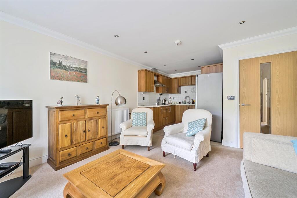Apartment in Wokingham, Emmbrook - View 4