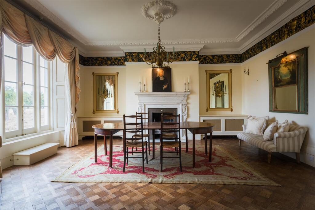 House in London, Hampton - View 4