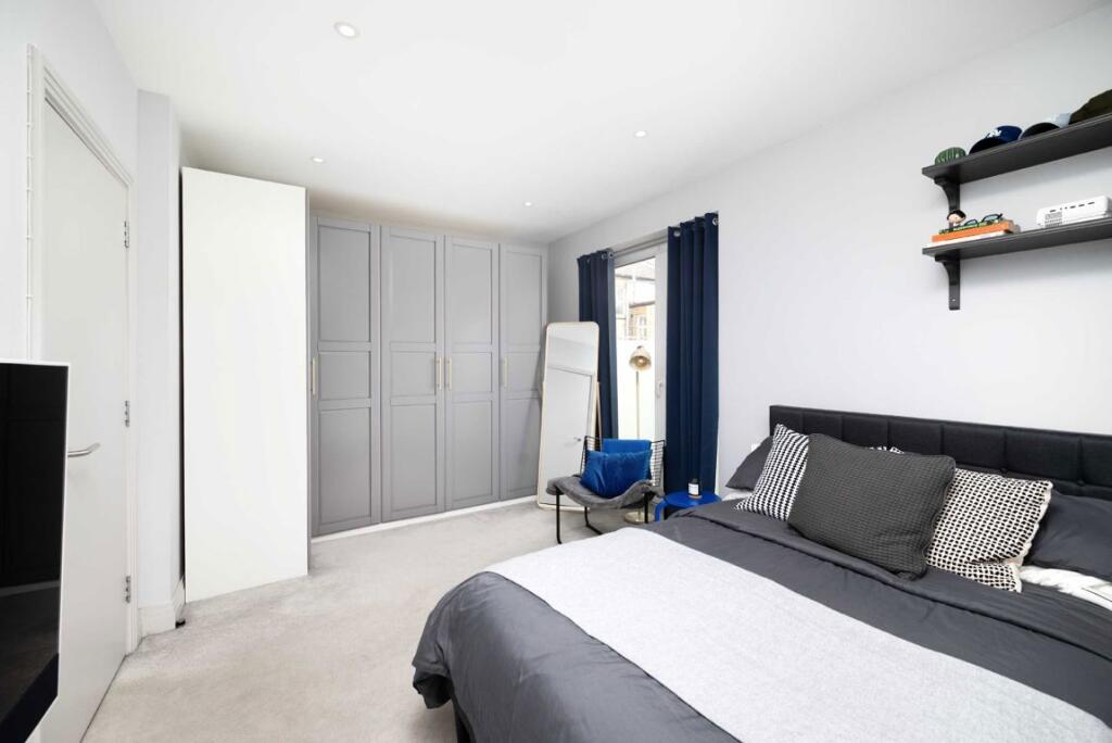 Apartment in London, Church End - More