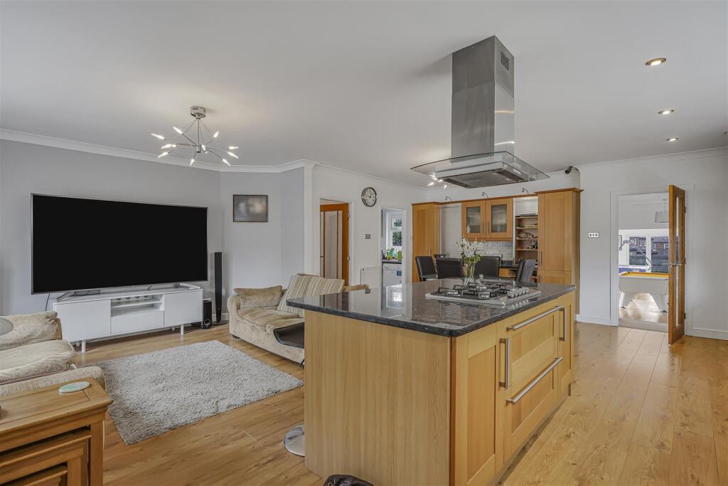 House in Leeds, Austhorpe - View 5