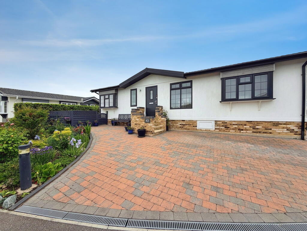 2-bed caravan on New Forest Park, West Common, Langley, SO45, £295,000