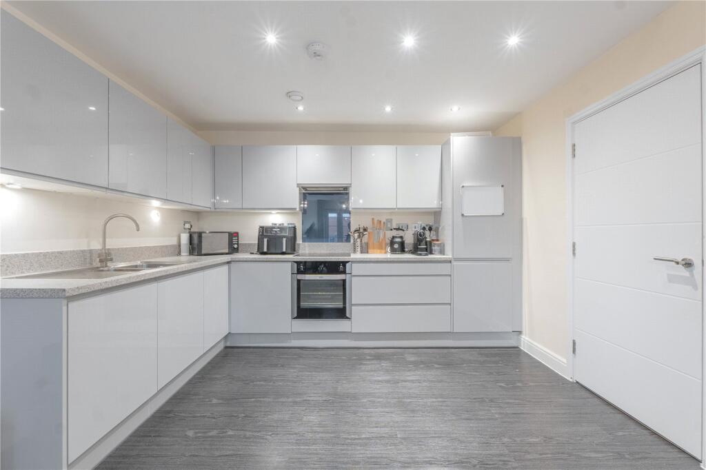 Apartment in Solihull, Dickens Heath - View 5