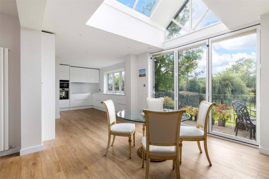 Pelhams Walk, Esher, KT10 – další