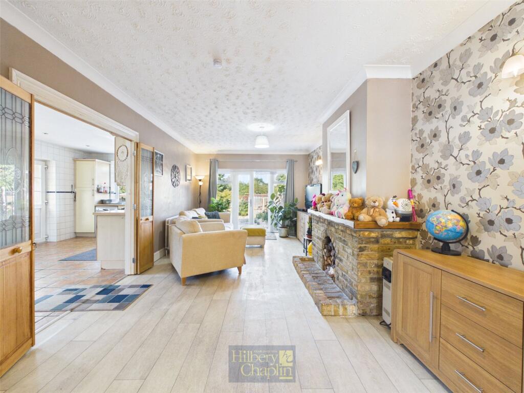 House in Basildon, Laindon Cross, Steeple View - View 4