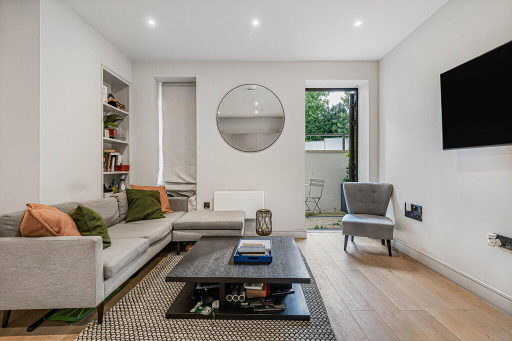Apartment in Cheltenham, Gloucestershire - View 3