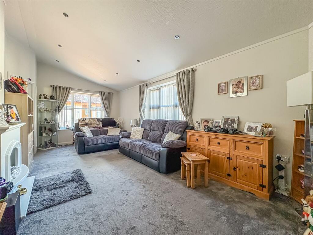 Kingsmans Farm Road, Hullbridge, Hockley photo 3